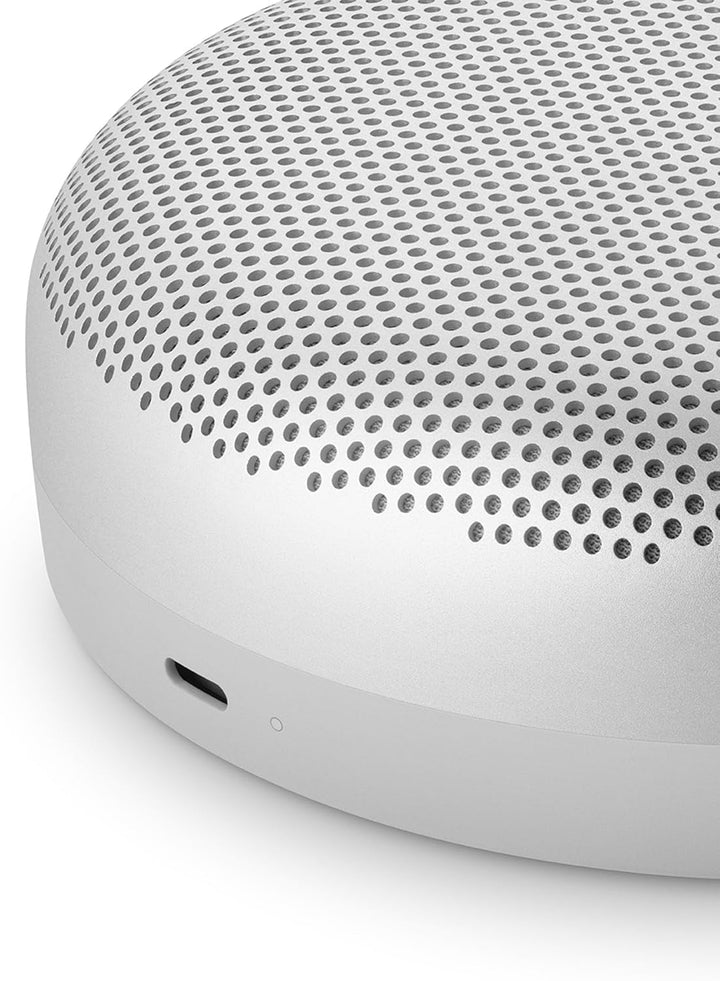 Bang & Olufsen Beosound A1 (generația a 2-a) - Difuzor Bluetooth portabil fără fir, rezistent la apă IP67, cu sunet la 360 de grade, asistent vocal Alexa și difuzor, durată de viață a bateriei 18 H - Grey Mist