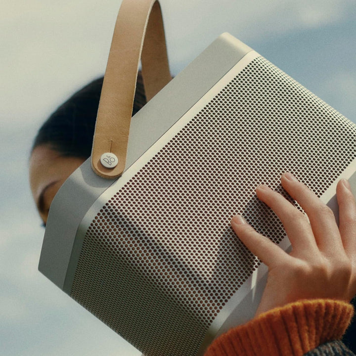 Bang & Olufsen Beolit 20 - Boxă portabilă Bluetooth portabilă fără fir, puternică, cu sunet la 360 de grade și stație de încărcare Qi integrată - Grey Mist