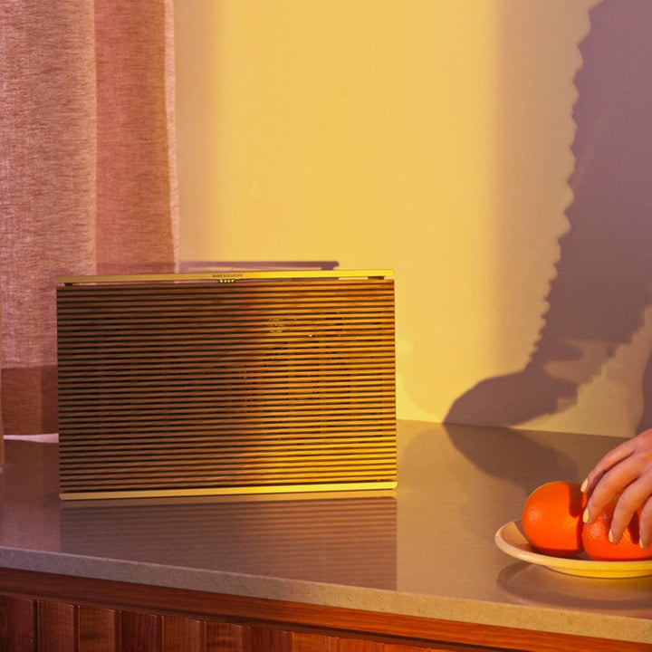 Bang & Olufsen Beosound Level - Difuzor portabil fără fir cu Wifi și Bluetooth (16 ore de funcționare a bateriei), Difuzor durabil certificat Cradle to Cradle - Gold Tone/Wood