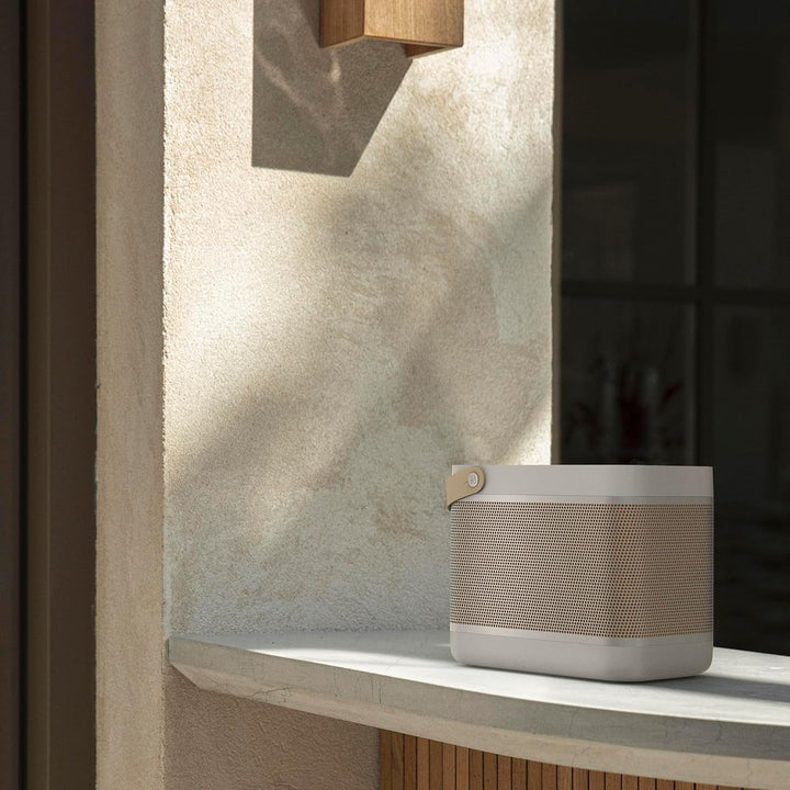 Bang & Olufsen Beolit 20 - Boxă portabilă Bluetooth portabilă fără fir, puternică, cu sunet la 360 de grade și stație de încărcare Qi integrată - Grey Mist