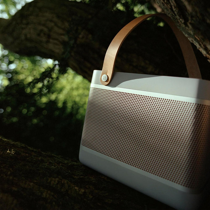 Bang & Olufsen Beolit 20 - Boxă portabilă Bluetooth portabilă fără fir, puternică, cu sunet la 360 de grade și stație de încărcare Qi integrată - Grey Mist