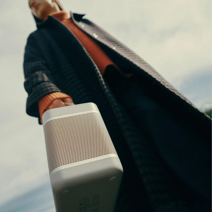 Bang & Olufsen Beolit 20 - Boxă portabilă Bluetooth portabilă fără fir, puternică, cu sunet la 360 de grade și stație de încărcare Qi integrată - Grey Mist