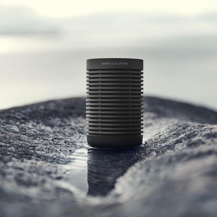 Bang & Olufsen Beosound Explore - Bluetooth portabil fără fir pentru exterior, casă și călătorie, baterie cu autonomie de 27 de ore, difuzor rezistent la apă 360° + cablu de încărcare USB-C - negru antracit