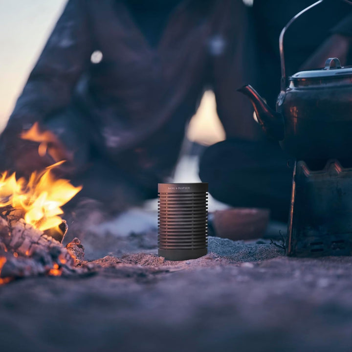 Bang & Olufsen Beosound Explore - Bluetooth portabil fără fir pentru exterior, casă și călătorie, baterie cu autonomie de 27 de ore, difuzor rezistent la apă 360° + cablu de încărcare USB-C - negru antracit