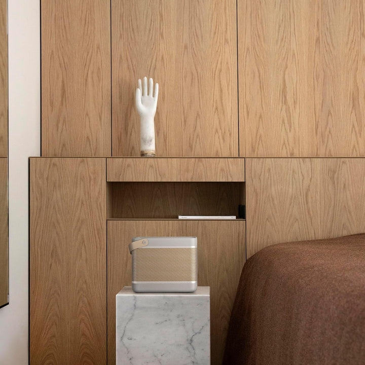 Bang & Olufsen Beolit 20 - Boxă portabilă Bluetooth portabilă fără fir, puternică, cu sunet la 360 de grade și stație de încărcare Qi integrată - Grey Mist