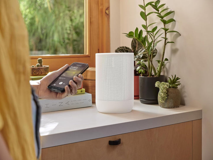 Sonos Move 2 | Difuzor WLAN portabil cu WLAN, Bluetooth, compatibil cu Amazon Alexa, autonomie de cel puțin 24 de ore și stație de încărcare wireless - Alb