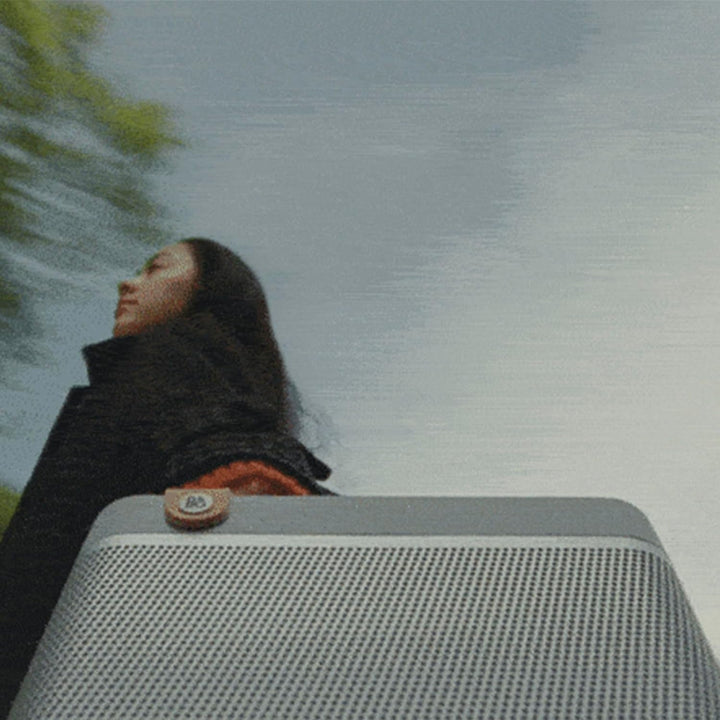 Bang & Olufsen Beolit 20 - Boxă portabilă Bluetooth portabilă fără fir, puternică, cu sunet la 360 de grade și stație de încărcare Qi integrată - Grey Mist