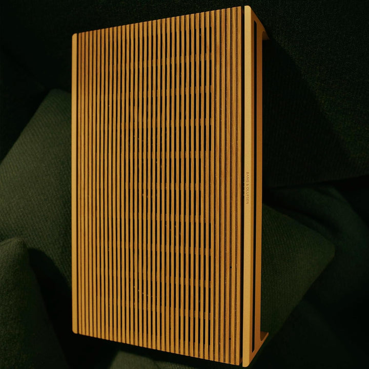 Bang & Olufsen Beosound Level - Difuzor portabil fără fir cu Wifi și Bluetooth (16 ore de funcționare a bateriei), Difuzor durabil certificat Cradle to Cradle - Gold Tone/Wood