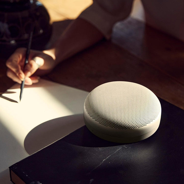 Bang & Olufsen Beosound A1 (generația a 2-a) - Difuzor Bluetooth portabil fără fir, rezistent la apă IP67, cu sunet la 360 de grade, asistent vocal Alexa și difuzor, durată de viață a bateriei 18 H - Grey Mist