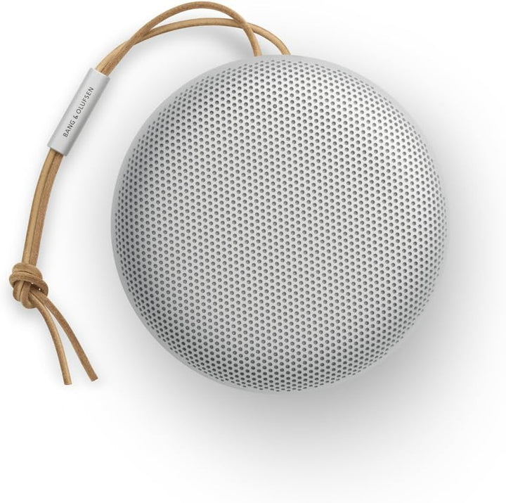 Bang & Olufsen Beosound A1 (generația a 2-a) - Difuzor Bluetooth portabil fără fir, rezistent la apă IP67, cu sunet la 360 de grade, asistent vocal Alexa și difuzor, durată de viață a bateriei 18 H - Grey Mist