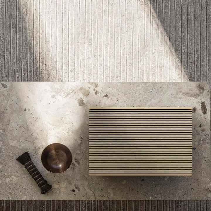 Bang & Olufsen Beosound Level - Difuzor portabil fără fir cu Wifi și Bluetooth (16 ore de funcționare a bateriei), Difuzor durabil certificat Cradle to Cradle - Gold Tone/Wood